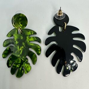 Lightweight Green Acrylic Pierced Post Earrings NWOT